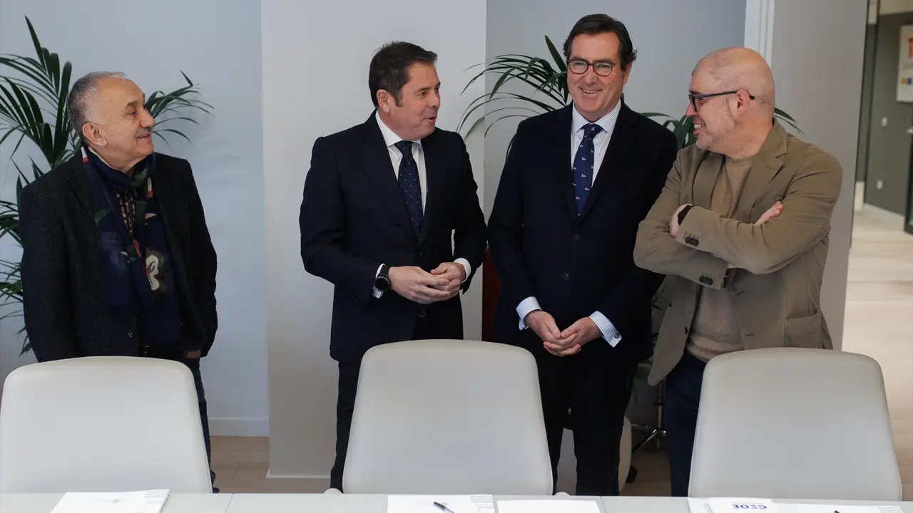 (I-D) El secretario general de UGT, Pepe &Aacute;lvarez; el presidente de CEPYME, Gerardo Cuerva, Gerardo Cuerva; el presidente de la CEOE, Antonio Garamendi; y el secretario general de CCOO, Unai Sordo. EP / Alejandro Mart&iacute;nez