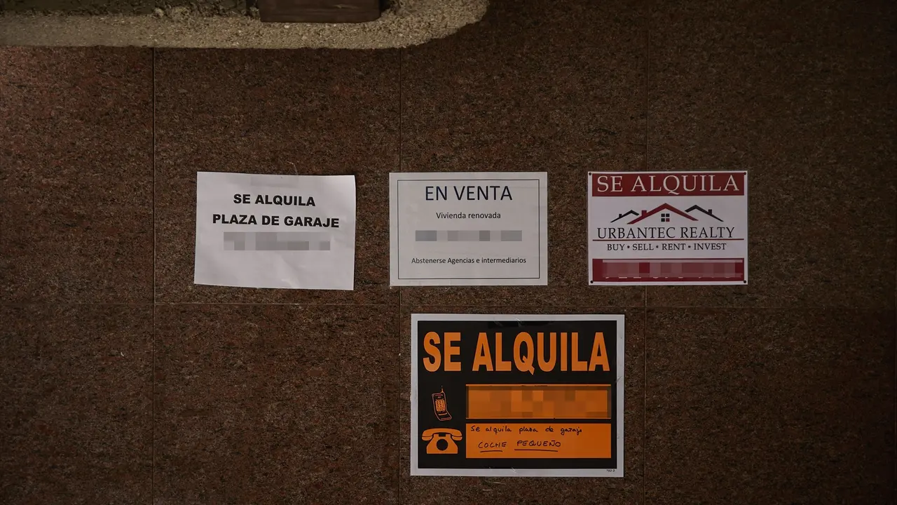 Carteles de venta y alquiler de viviendas y plazas de garaje en el barrio de Almagro. EP / Jes&uacute;s Hell&iacute;n