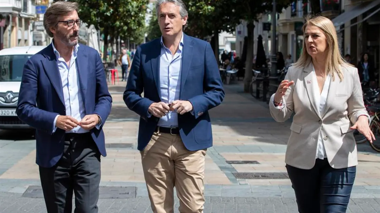 El coordinador del programa electoral del Partido Popular, I&ntilde;igo de la Serna (c), acompa&ntilde;a a los candidatos a diputado general de &Aacute;lava, I&ntilde;aki Oyarz&aacute;bal (i), y a alcaldesa de Vitoria, Ainhoa Domaica (d). EFE / David Aguilar