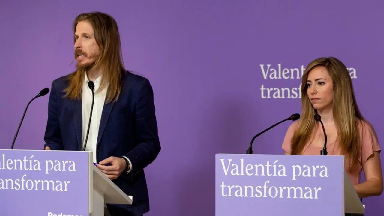 El coportavoz de Podemos Pablo Fern&aacute;ndez y la secretaria de acci&oacute;n institucional del partido, Mar&iacute;a Teresa P&eacute;rez, en rueda de prensa. EFE / J.P. Gandul
