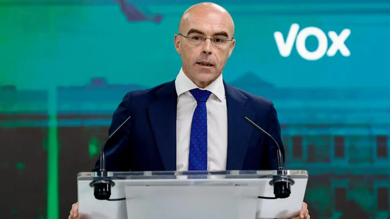 El portavoz de Vox, Jorge Buxad&eacute; durante una rueda de prensa celebrada este lunes en la sede del partido en Madrid. EFE / Rodrigo Jim&eacute;nez