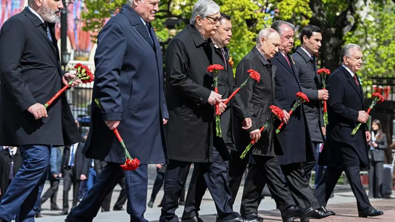 Nikol Pashinyan, Alexander Lukashenko, Kassym-Jomart Tokayev, Sadyr Japarov, Vladimir Putin, Emomali Rahmon, Serdar Berdimuhamedov y Shavkat Mirziyoyev durante la celebraci&oacute;n del D&iacute;a de la Victoria en Mosc&uacute;. EFE / ALEXEY MAISHEV