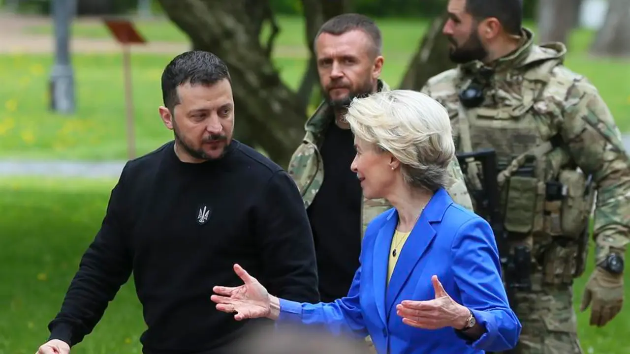 El presidente de Ucrania, Volod&iacute;mir Zelenski junto a la presidenta de la Comisi&oacute;n Europea, Ursula Von der Leyen. EFE / STEPAN FRANKO