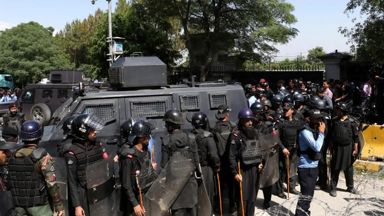 Dispositivo policial para la detenci&oacute;n del ex primer ministro paquistan&iacute; Imran Khan. EFE/EPA/SOHAIL SHAHZAD