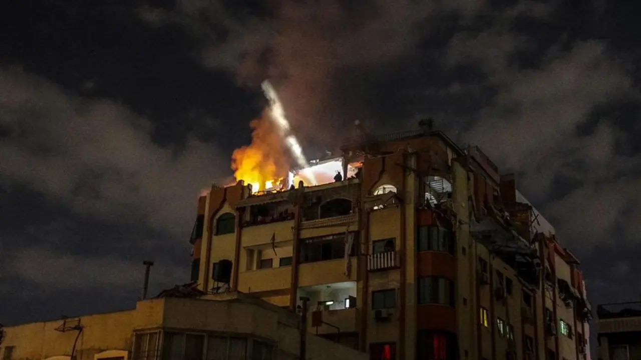 El humo se eleva desde la casa del l&iacute;der de la Yihad Isl&aacute;mica, Jalil Bahitini, tras los ataques a&eacute;reos israel&iacute;es en Gaza. EFE / MOHAMMED SABER