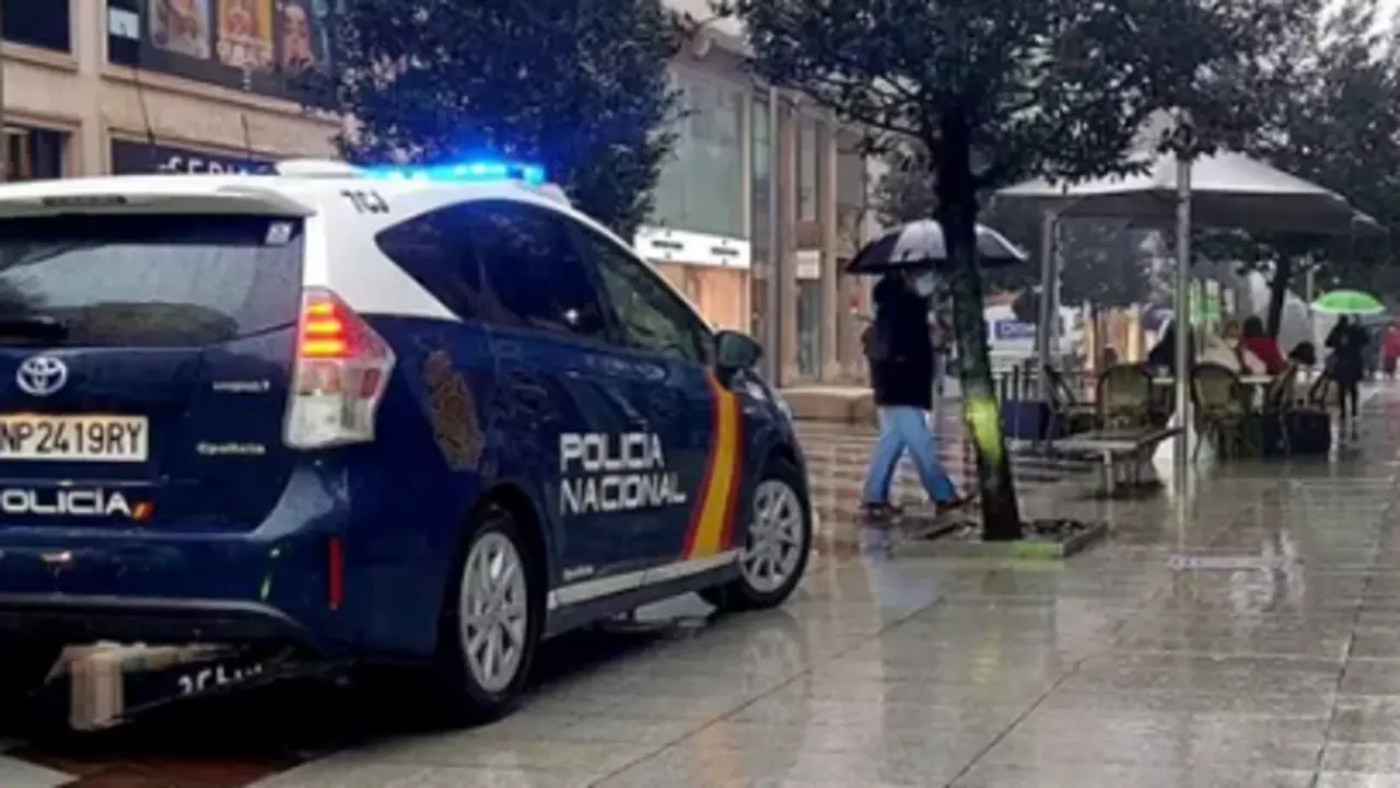 Coche de la Polic&iacute;a Nacional en el centro de Santander. / CNP