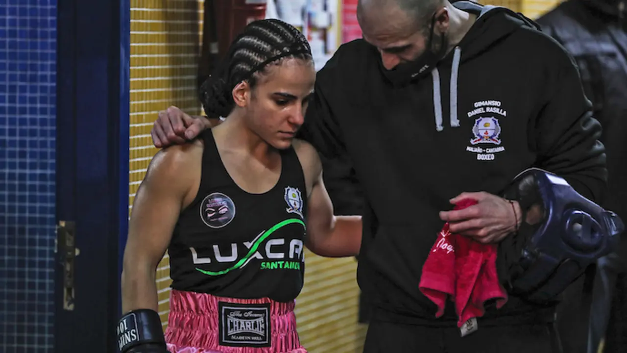 Mariluz Peral, tras un combate junto a su entrenador. / AC