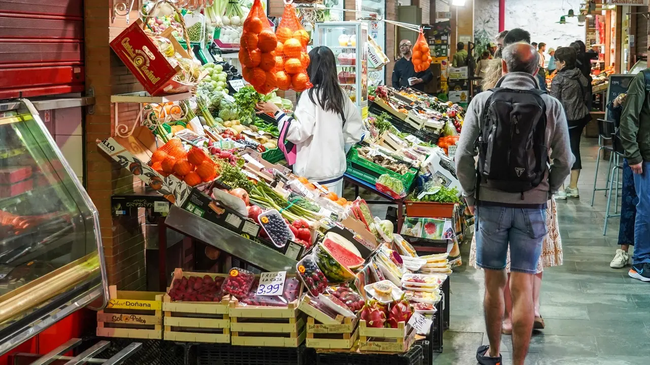 Un grupo de personas en un mercado de abastos. EP / Eduardo Briones