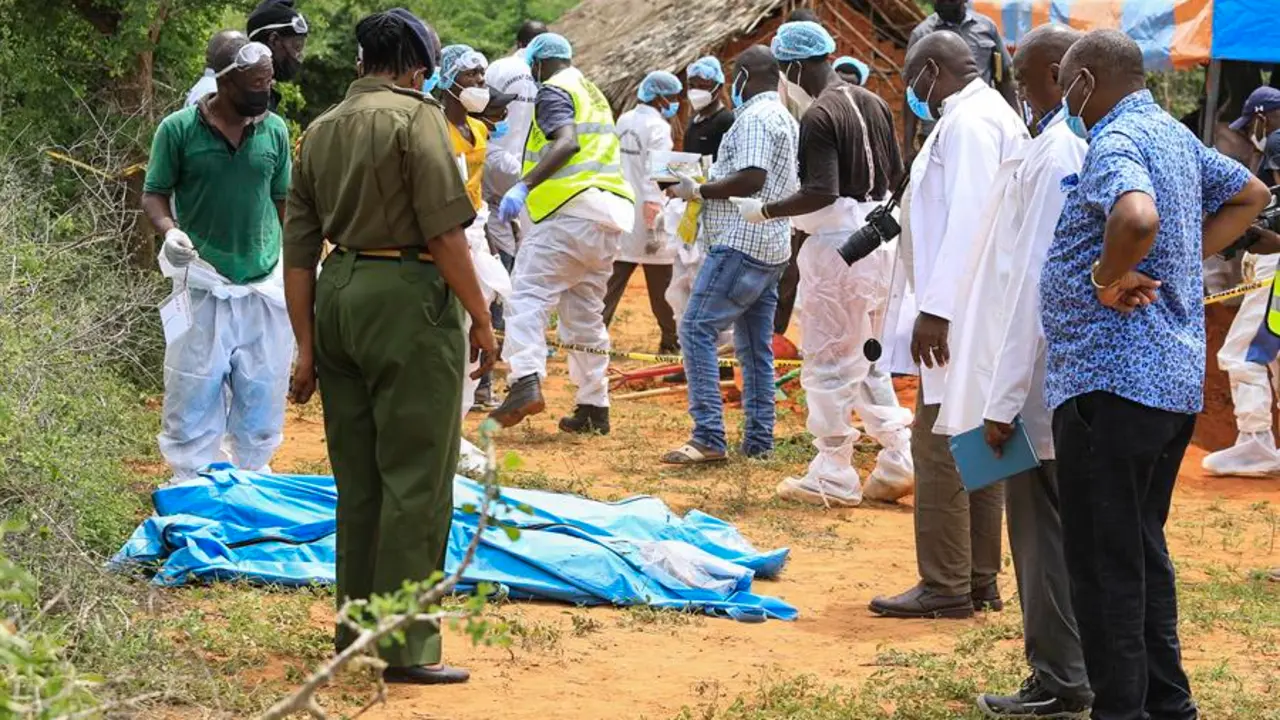 Forenses e investigadores examinan los cad&aacute;veres de las fosas donde enterraron en Kilifi (Kenya) a los presuntos miembros de una secta cristiana que ayunaron hasta morir en el sur de Kenia para reunirse con Jesucristo. EFE / STR