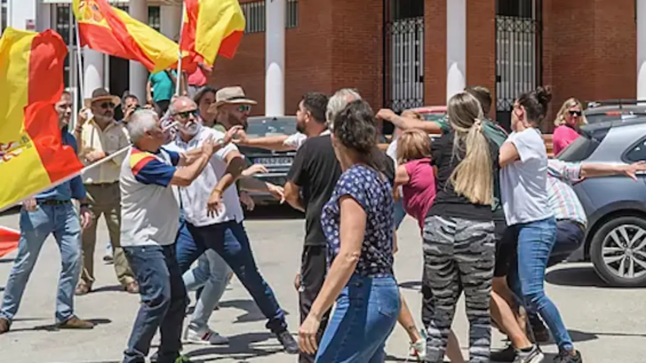 Disturbios con un herido leve durante un acto de Vox en MarinaledaE.M. (V&iacute;deo) / RA&Uacute;L CARO EFE