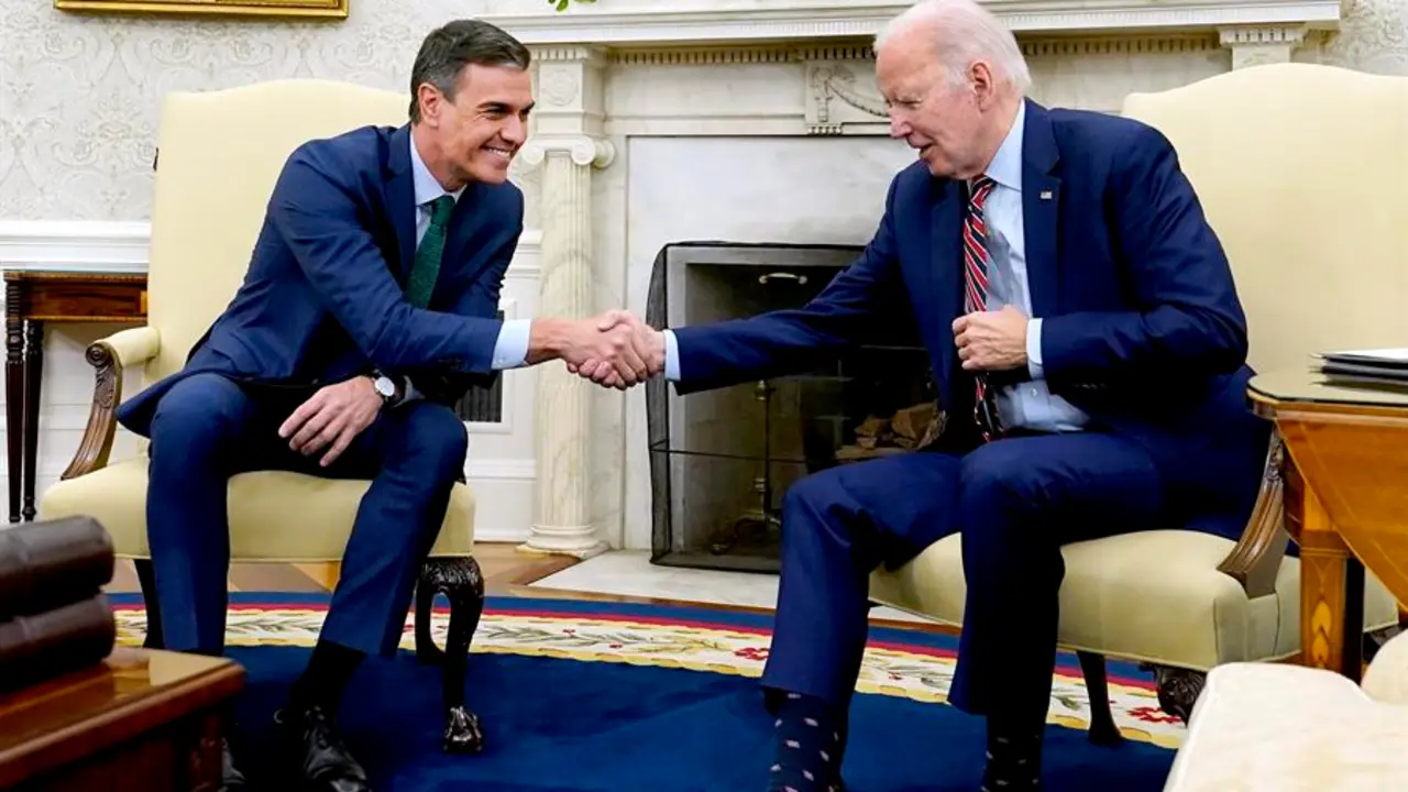 El presidente de Estados Unidos, Joe Biden (d), estrecha la mano del presidente del Gobierno de Espa&ntilde;a, Pedro S&aacute;nchez, en el Despacho Oval de la Casa Blanca, en Washington (EE.UU.). EFE / Chris Kleponis