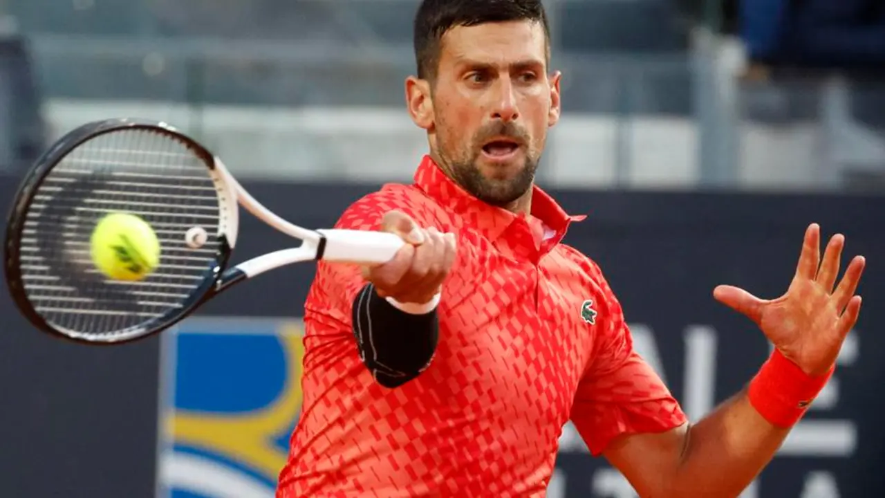 Novak Djokovic de Serbia en acci&oacute;n contra Tomas Martin Etcheverry de Argentina durante su partido de segunda ronda individual masculino en el torneo de tenis Abierto de Italia en Roma. EFE/EPA/FABIO FRUSTACI