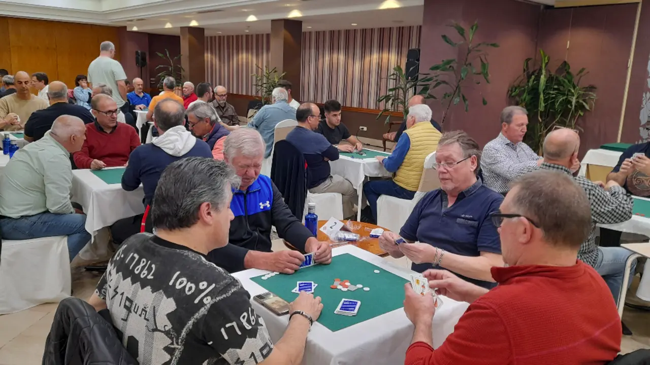 Los jugadores participando en el Campeonato de Mus en el Hotel Hoyuela.