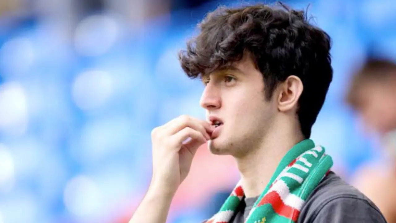 Un aficionado del Racing comiendo pipas durante el partido de ida entre el Eibar y el Racing de Santaner. / A.E.E.