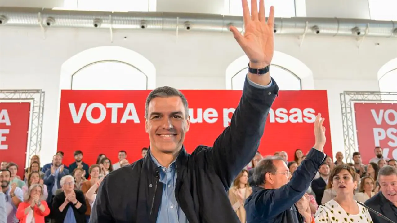 El secretario general del PSOE y presidente del Gobierno, Pedro S&aacute;nchez (i), en un acto p&uacute;blico en Puertollano. EFE / Jes&uacute;s Monroy
