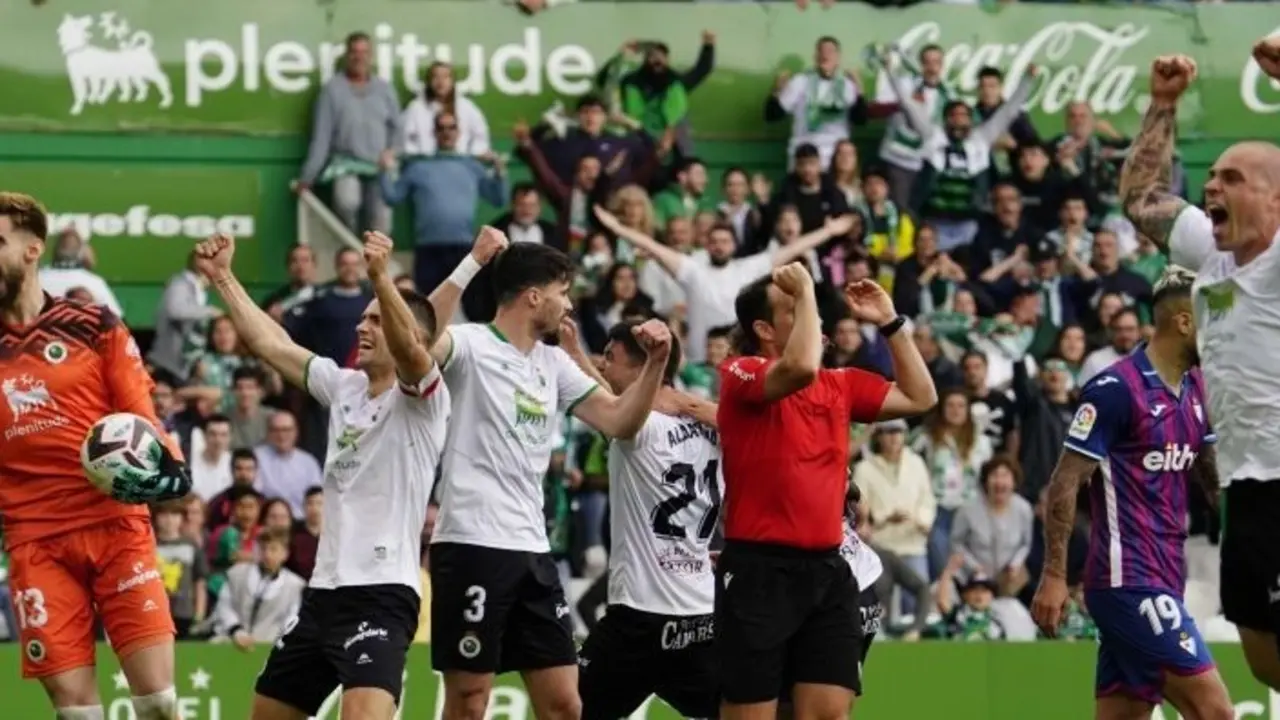 Los jugadores del Racing tras finalizar el partido. / LL