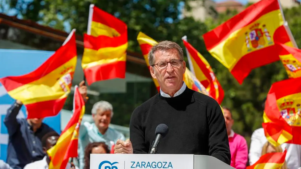 El l&iacute;der del PP, Alberto N&uacute;&ntilde;ez Feij&oacute;o (c), respalda a los candidatos de su partido a las elecciones auton&oacute;micas y locales del 28 M durante un m&iacute;tin en Zaragoza este domingo. EFE / Javier Cebollada