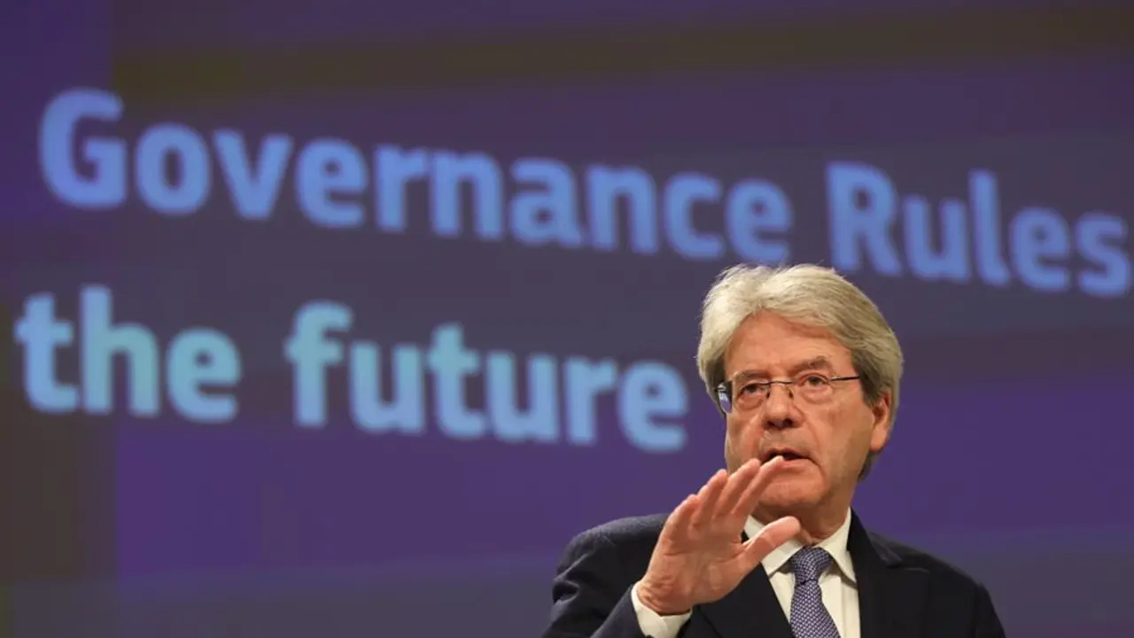 El comisario europeo de Econom&iacute;a, Paolo Gentiloni, atiende a la prensa en Bruselas (B&eacute;lgica). EFE / OLIVIER HOSLET