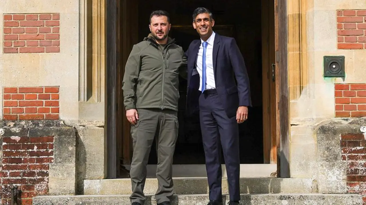 El primer ministro brit&aacute;nico, Rishi Sunak, da la bienvenida al presidente de Ucrania, Volod&iacute;mir Zelenski, en la residencia campestre de Chequers. EFE / SIMON DAWSON