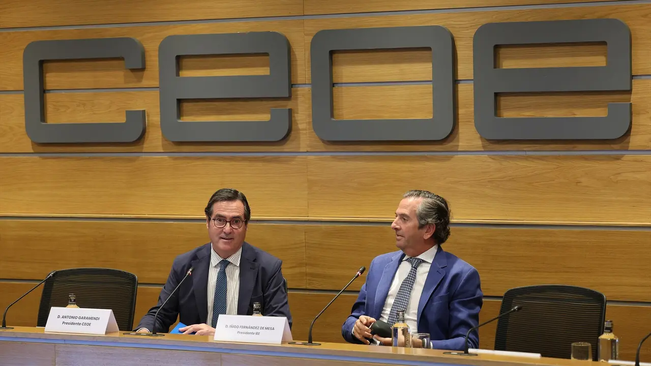 El presidente de CEOE, Antonio Garamendi (i), y el presidente del Instituto de Estudios Econ&oacute;micos (IEE), &Iacute;&ntilde;igo Fern&aacute;ndez de Mesa (d), durante la presentaci&oacute;n del Informe de Opini&oacute;n del IEE. EP / Marta Fern&aacute;ndez