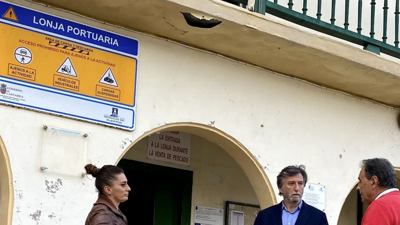 El candidato al Parlamento por Vox, Crist&oacute;bal Palacio, en la Lonja de Pescado de Comillas.