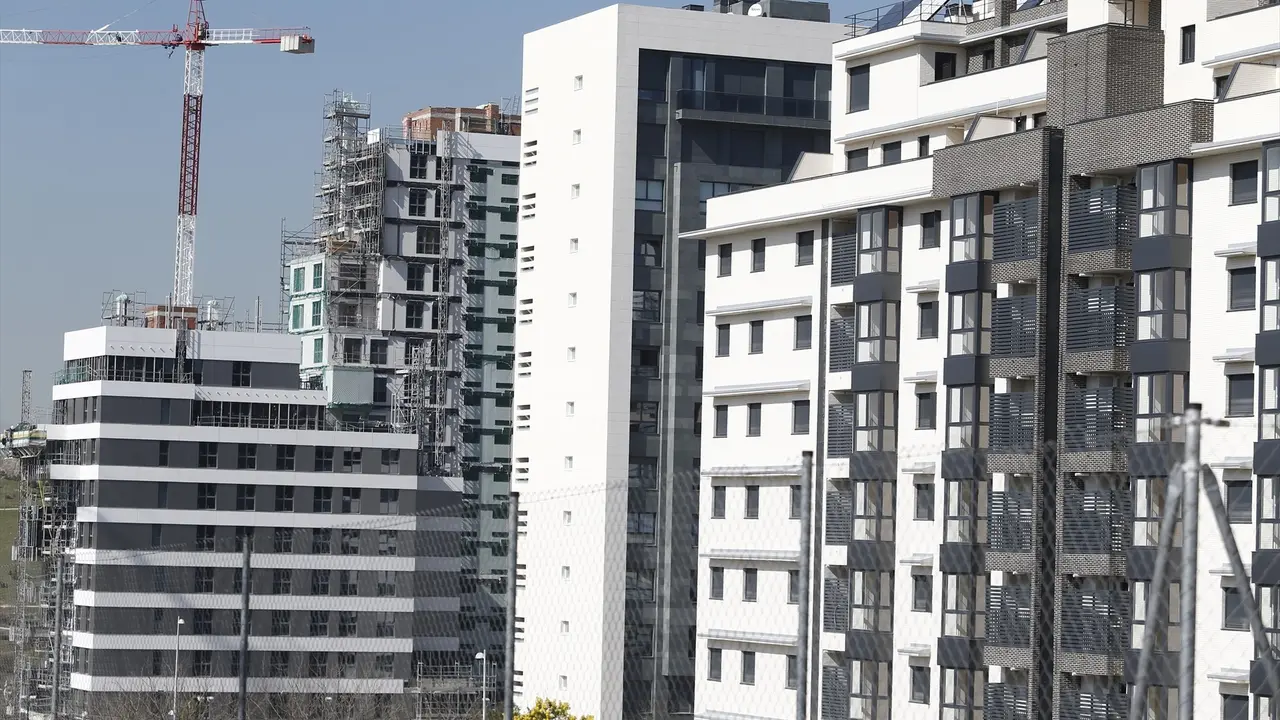 Un conjunto de edificios en construcci&oacute;n. EP