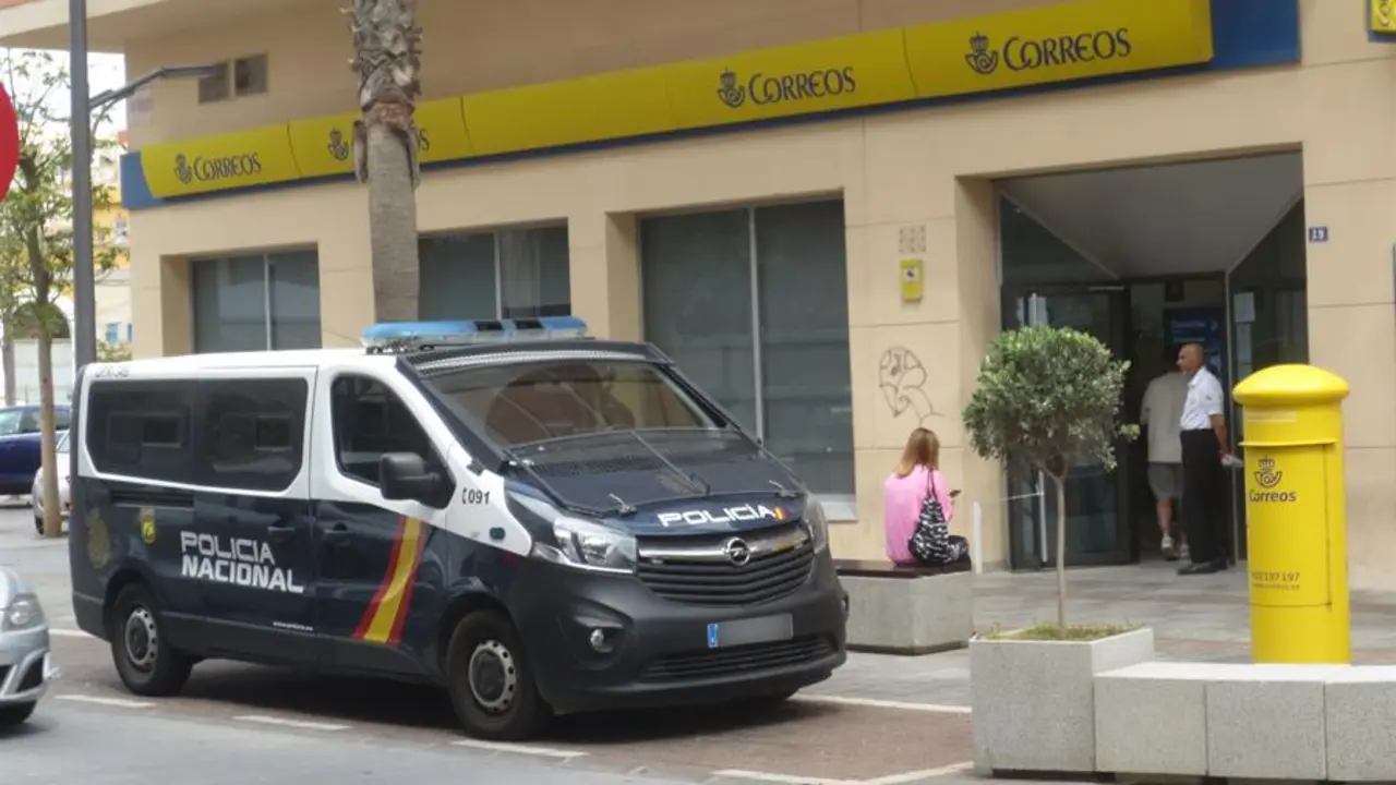 Un furg&oacute;n de la Polic&iacute;a Nacional frente a la oficina de Correos en Melilla. EFE / Paqui S&aacute;nchez