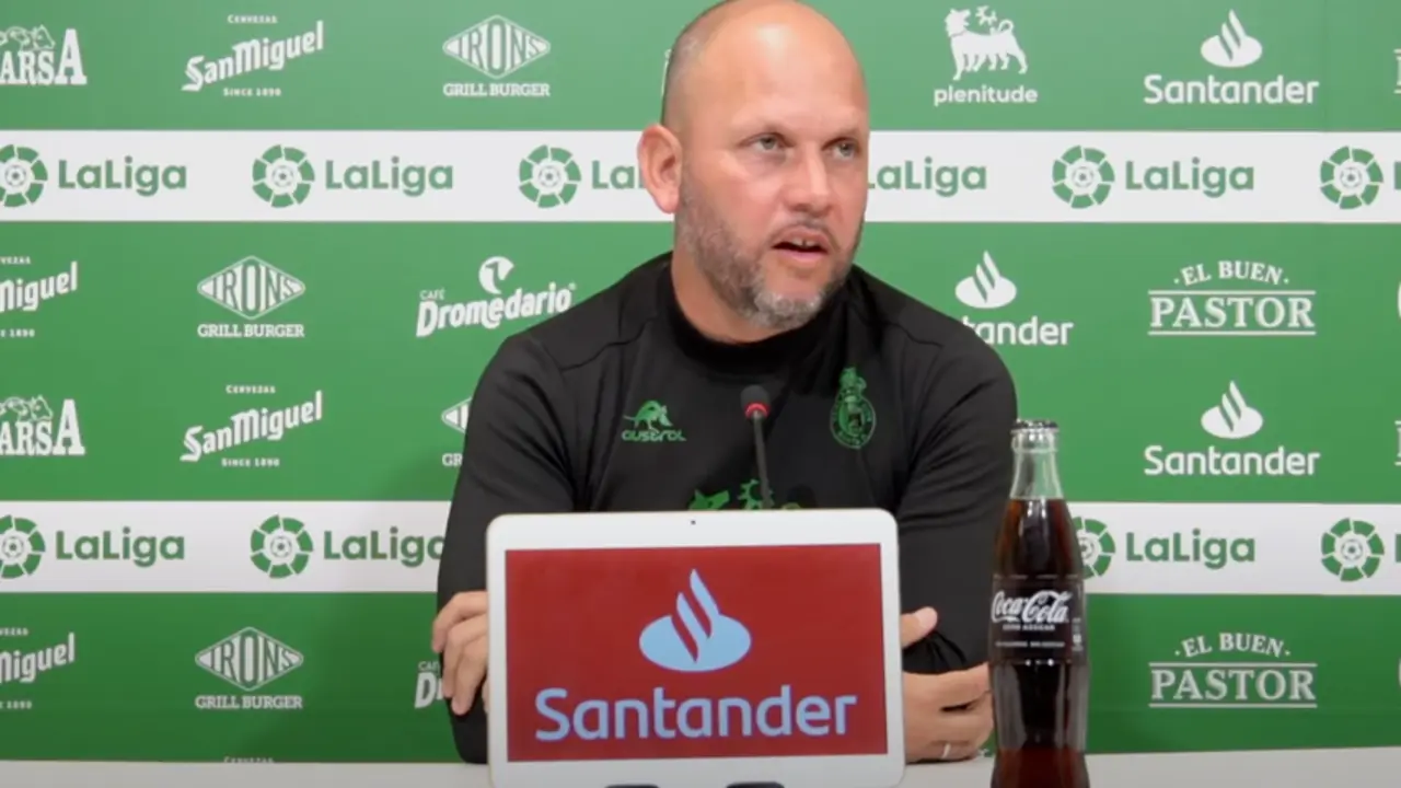 El entrenador del equipo verdiblanco, Jos&eacute; Alberto durante una rueda de prensa.