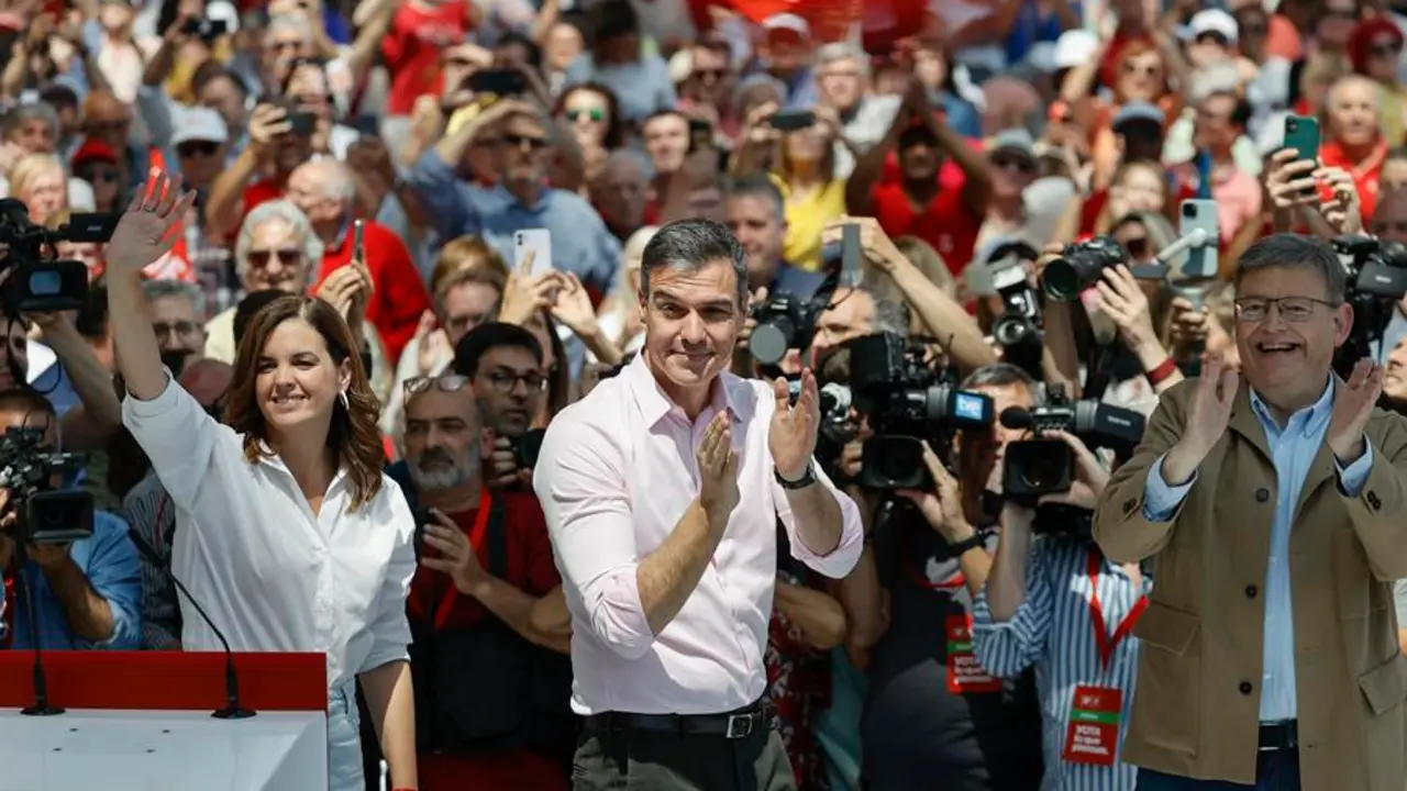 El secretario general del PSOE y presidente del Gobierno, Pedro S&aacute;nchez (c), participa este s&aacute;bado en su tercer acto de partido este mes en la Comunitat Valenciana. EFE /  Kai Forsterling
