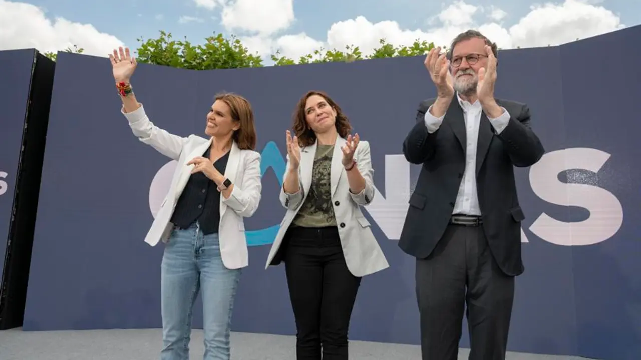 La presidenta de la Comunidad y candidata del PP a la reelecci&oacute;n, Isabel D&iacute;az Ayuso (c), el expresidente del Gobierno Mariano Rajoy, y la candidata popular a la Alcald&iacute;a de Alcal&aacute; de Henares Judith Piquet. EFE / Fernando Villar