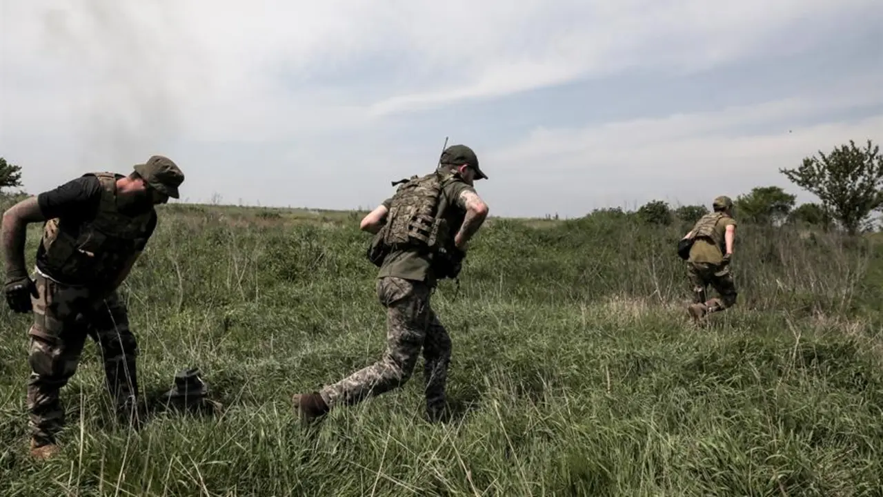 Militares ucranianos abandonan una posici&oacute;n cerca del frente de Bajmut. EFE / Oleg Petrasyuk