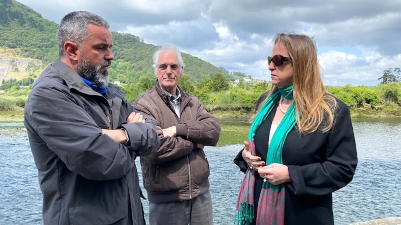 La candidata de VOX a la presidencia, Leticia D&iacute;az, ha visitado la localidad de Limpias junto a los candidatos de los municipios cercanos, donde han criticado el &ldquo;alarmante retraso&rdquo; que est&aacute;n sufriendo las obras de saneamiento de las Marismas de Santo&ntilde;a, Victoria y Joyel