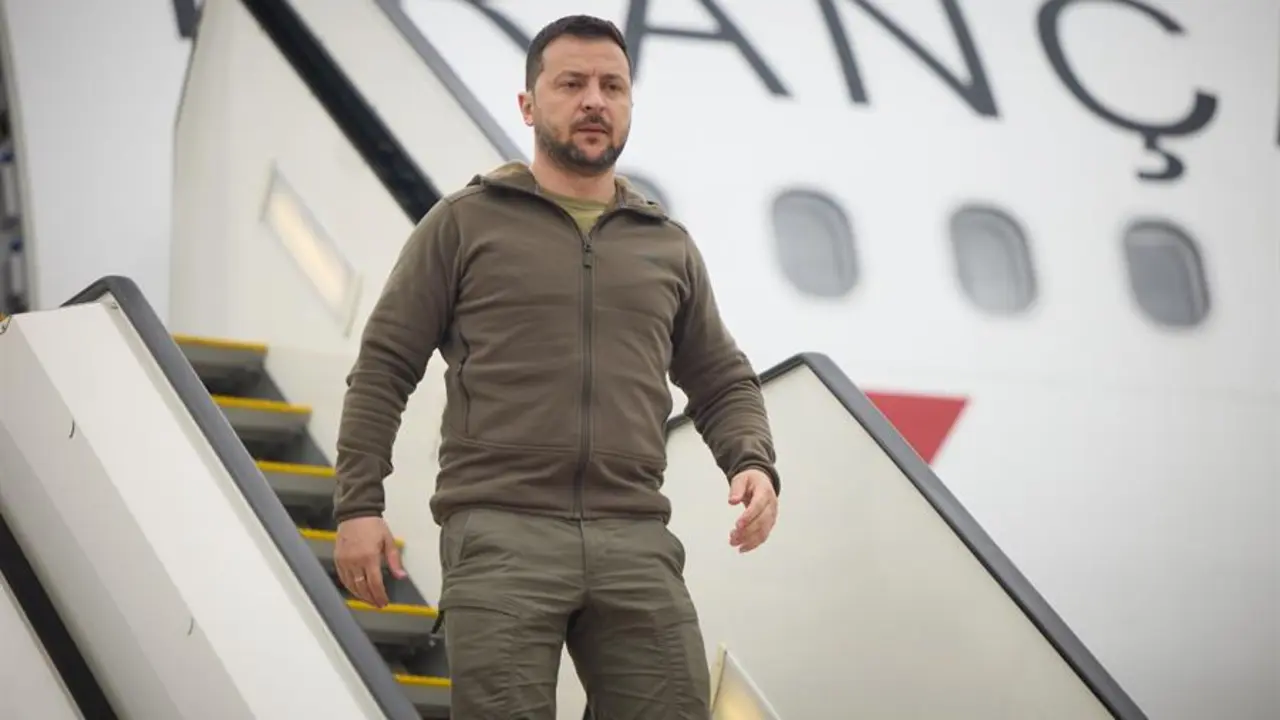 El presidente de Ucrania, Volod&iacute;mir Zelenski, a su llegada al aeropuerto de Hiroshima, Jap&oacute;n. EFE