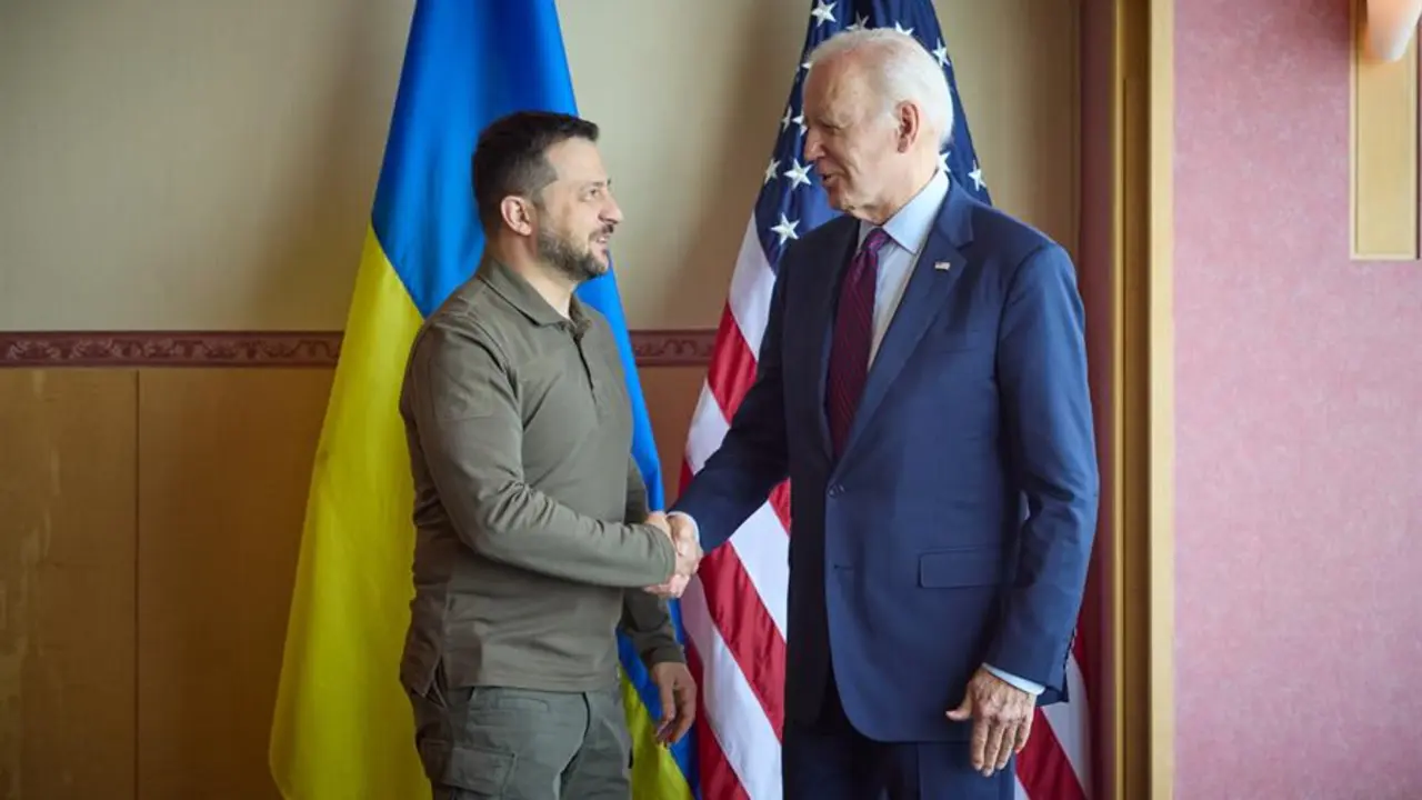 El presidente de Ucrania, Volod&iacute;mir Zelenski, y el presidente de los Estados Unidos, Joe Biden, se estrechan la mano durante una reuni&oacute;n, en Hiroshima, Jap&oacute;n. EFE