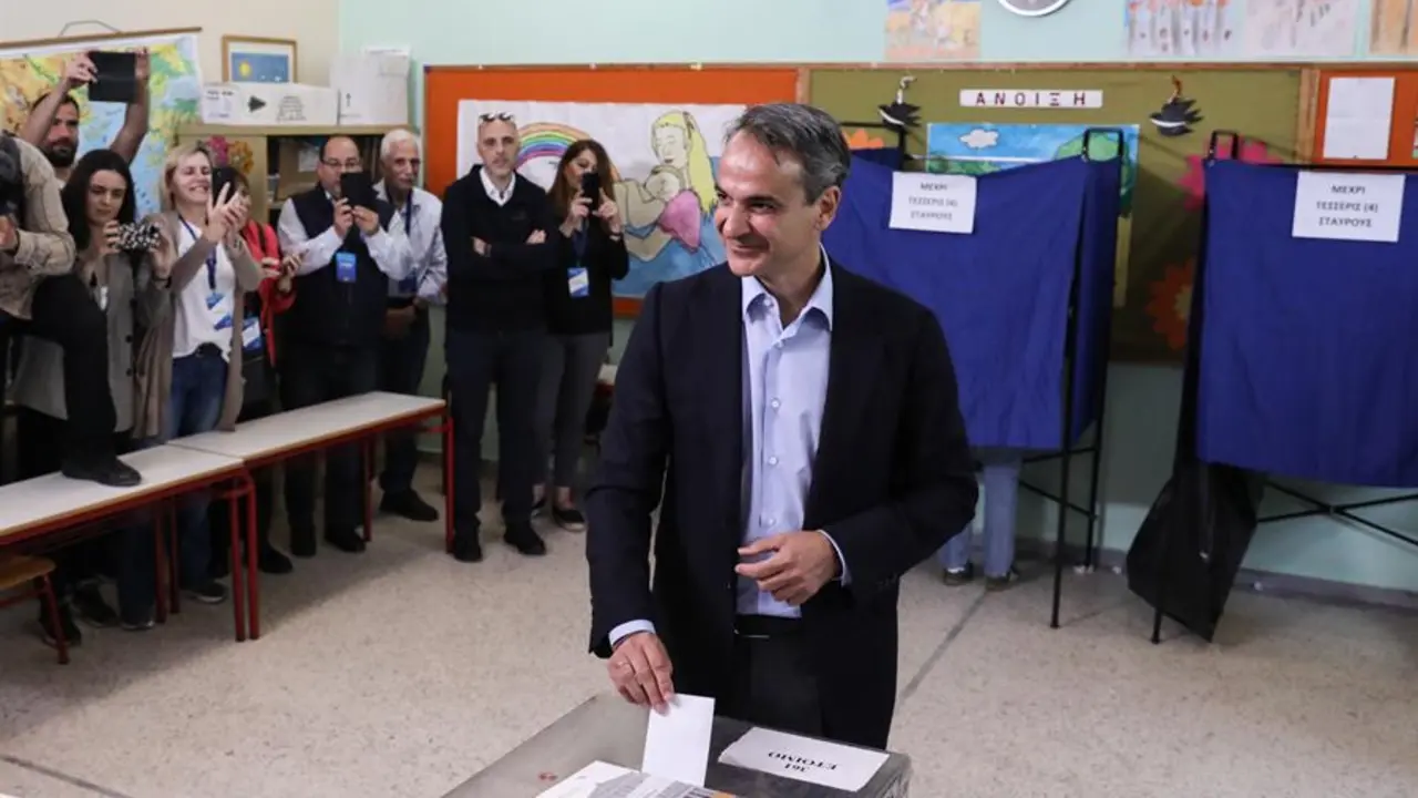 El primer ministro griego y l&iacute;der del partido Nueva Democracia, Kyriakos Mitsotakis, emite su voto en un colegio electoral en Atenas, Grecia. EFE / GEORGE VITSARAS