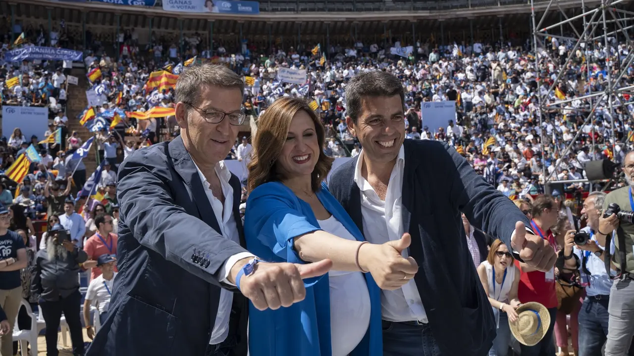 (I-D) El presidente del Partido Popular, Alberto N&uacute;&ntilde;ez Feij&oacute;o; la candidata a la Alcald&iacute;a de Valencia, Maria Jos&eacute; Catal&aacute;; y el presidente del PP de la Comunitat Valenciana, Carlos Maz&oacute;n Guixot; durante un mitin en la Plaza de Toros de Valencia. EP / Jorge Gil