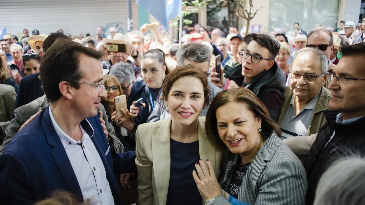 La presidenta de la Comunidad de Madrid y candidata del Partido Popular a la reelecci&oacute;n, Isabel D&iacute;az Ayuso (2i), y el candidato del PP a la Alcald&iacute;a de Legan&eacute;s, Miguel &Aacute;ngel Recuenco (1i). EP / Mateo Lanzuela