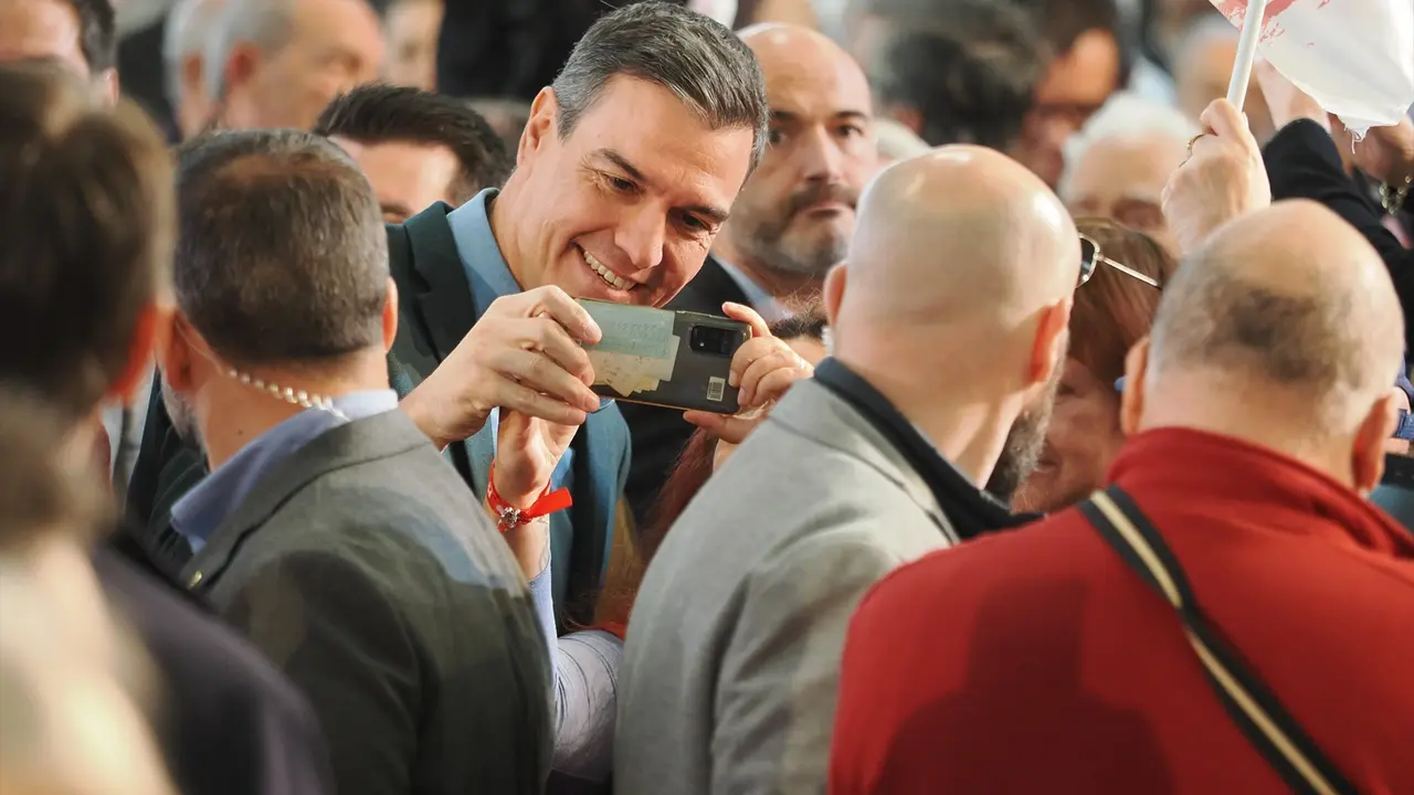 El secretario general del PSOE y presidente del Gobierno, Pedro S&aacute;nchez, se fotograf&iacute;a con simpatizantes socialistas durante un acto de campa&ntilde;a del PSOE. EP / Claudia Alba