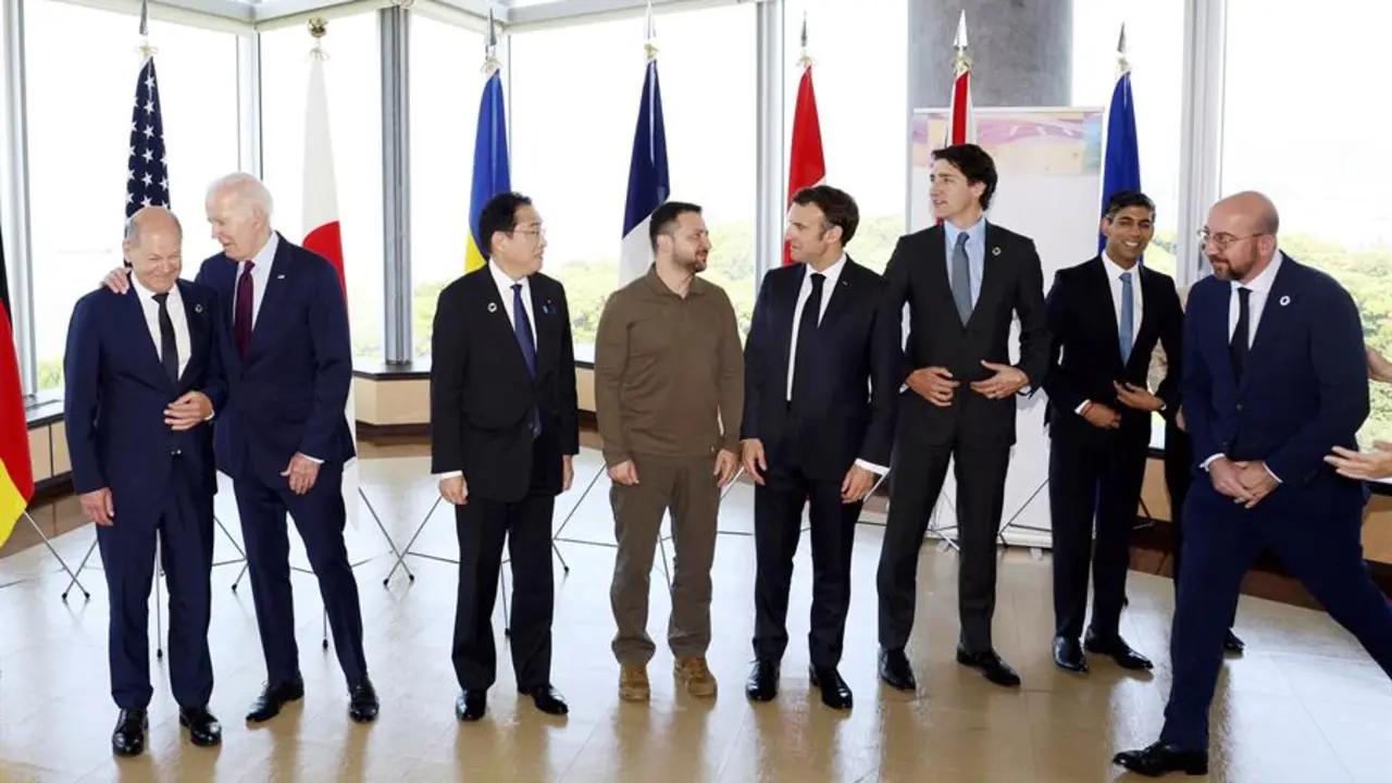 Los l&iacute;deres del G7 reunidos con el ucraniano Volod&iacute;mir Zelenski en Hiroshima. EFE / JAPAN POOL JAPAN OUT