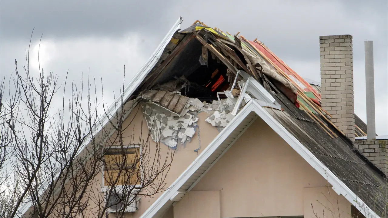 Da&ntilde;os materiales en una vivienda en la ciudad de Dnipr&oacute;, en el este de Ucrania, tras un ataque por parte de Rusia. EP / Mykola Miakshykov