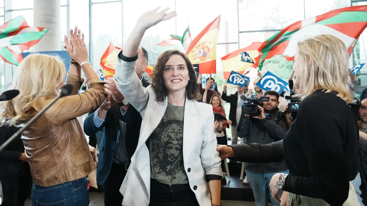 La presidenta de la Comunidad de Madrid y candidata del PP a la reelecci&oacute;n, Isabel D&iacute;az Ayuso (c), durante un acto de campa&ntilde;a del Partido Popular. EP / H. Bilbao