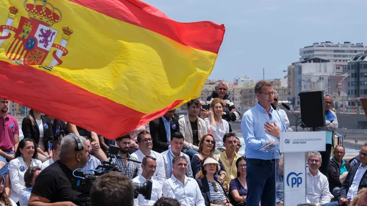 El presidente del PP, Alberto N&uacute;&ntilde;ez Feij&oacute;o, participa este lunes en un acto de campa&ntilde;a con los candidatos de su partido a presidente de Canarias. EFE / &Aacute;ngel Medina G.
