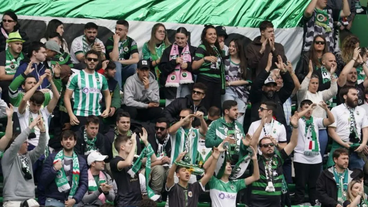 La afici&oacute;n del Racing durante el &uacute;ltimo partido en casa. / LL