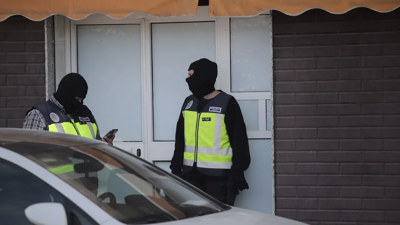 Dos agentes de la Polic&iacute;a Nacional en la puerta de un domicilio en Melillla. EP