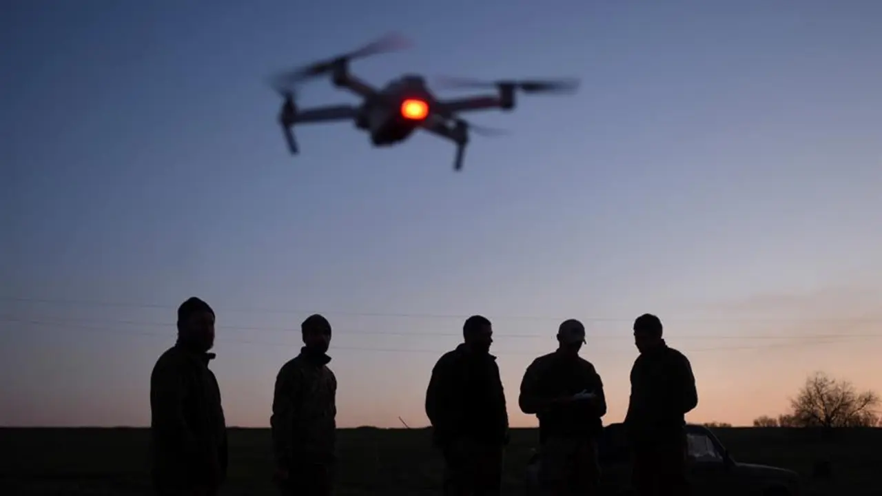 21/04/2019 12:00 (UTC)
Cr&eacute;dito:
EFE
Fuente:
EPA
Autor:
MARKIIAN LYSEIKO
Tem&aacute;tica:
Disturbios y conflictos &raquo; Guerra
Soldados ucranianos manejan un dron. EFE / Markiian Lyseiko