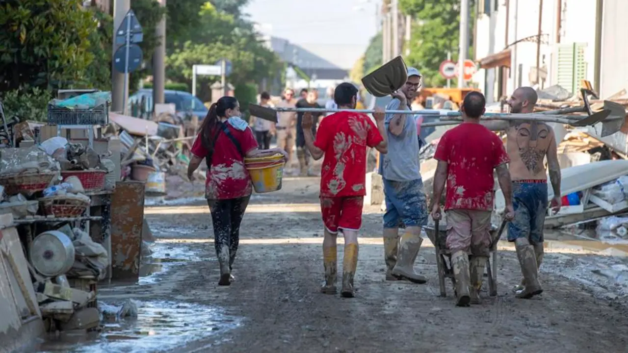 Un grupo de personas caminan por las calles afectadas por las inundaciones. EFE / FABRIZIO ZANI