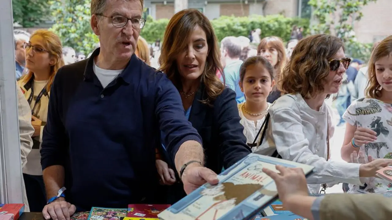El presidente del Partido Popular Alberto N&uacute;&ntilde;ez Feij&oacute;o disfruta de la jornada de reflexi&oacute;n este s&aacute;bado junto a su esposa Eva C&aacute;rdenas en la Feria del Libro de Madrid. EFE / Sergio P&eacute;rez