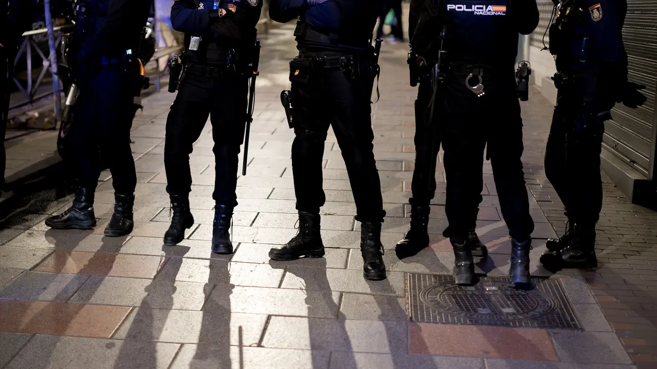 Varios agentes de la Polic&iacute;a Nacional en la calle. EP / Diego Radam&eacute;s