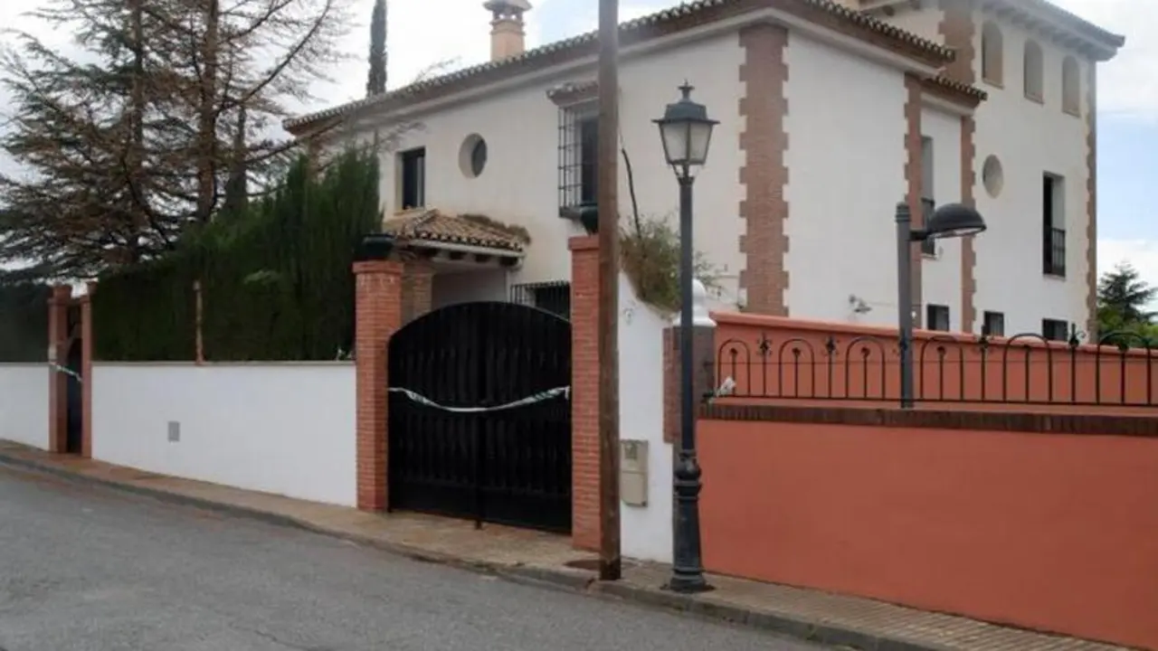 Imagen del chalet donde han sido hallados muertos una mujer embarazada y su hijo de tres a&ntilde;os EFE