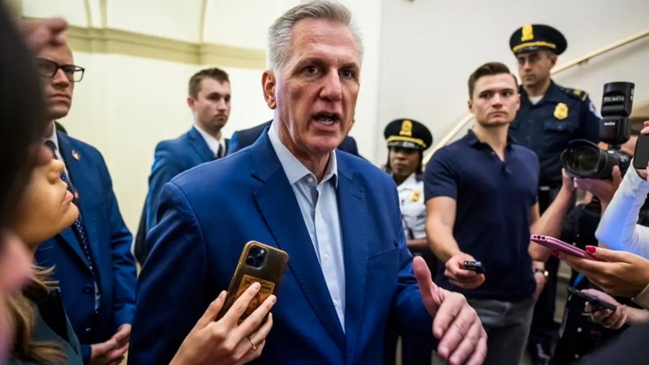 El l&iacute;der de la mayor&iacute;a republicana de la C&aacute;mara de Representantes de Estados Unidos, Kevin McCarthy (c). EFE / Jim Lo Scalzo